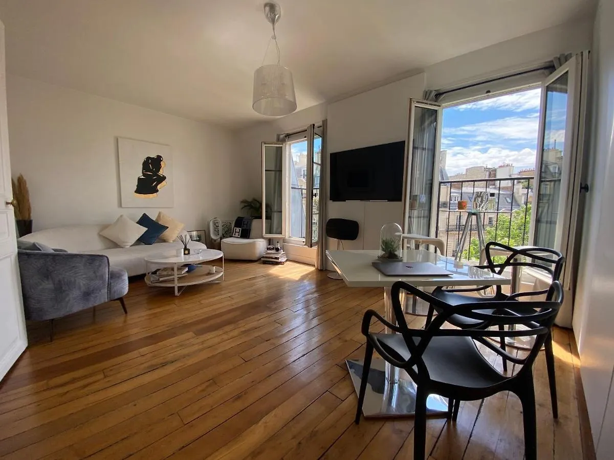 Lumineux, Parc Monceau, Champs Elysees, Sacre Coeur contacts